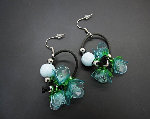 Cercei Lungi Statement cu Flori Bleu, Verde și Mărgele din Lemn Handmade Unicat (cod1473)