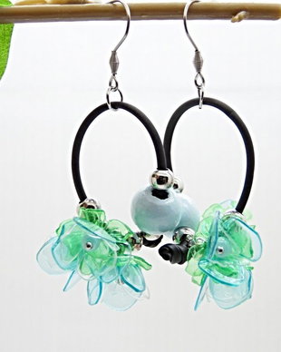 Cercei Lungi Statement cu Flori Bleu, Verde și Mărgele din Lemn Handmade  Unicat (cod1473)