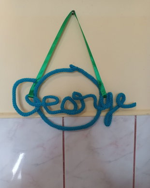Creatie sub forma de nume George din acril