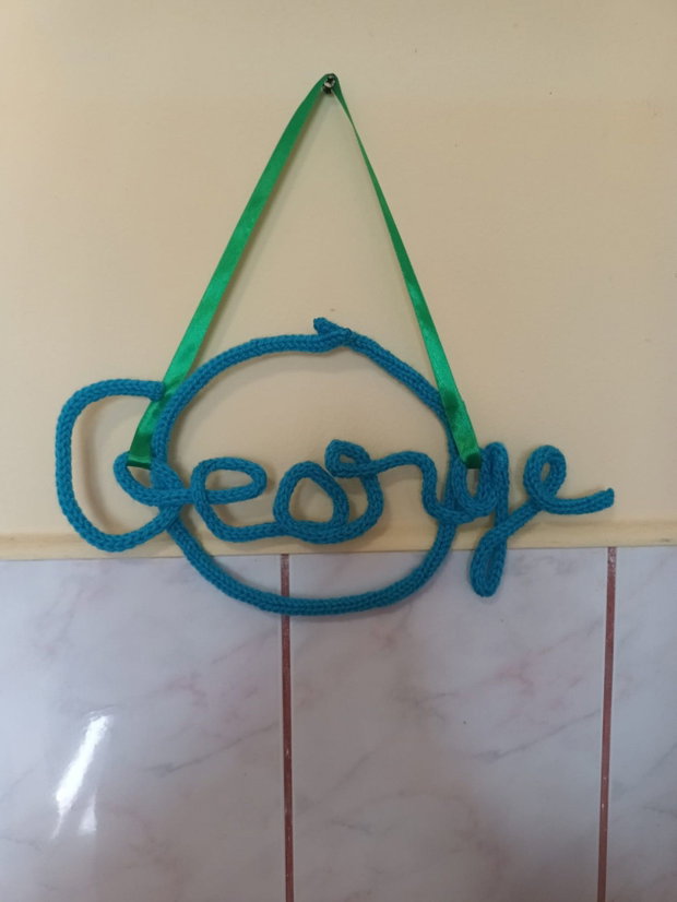 Creatie sub forma de nume George din acril