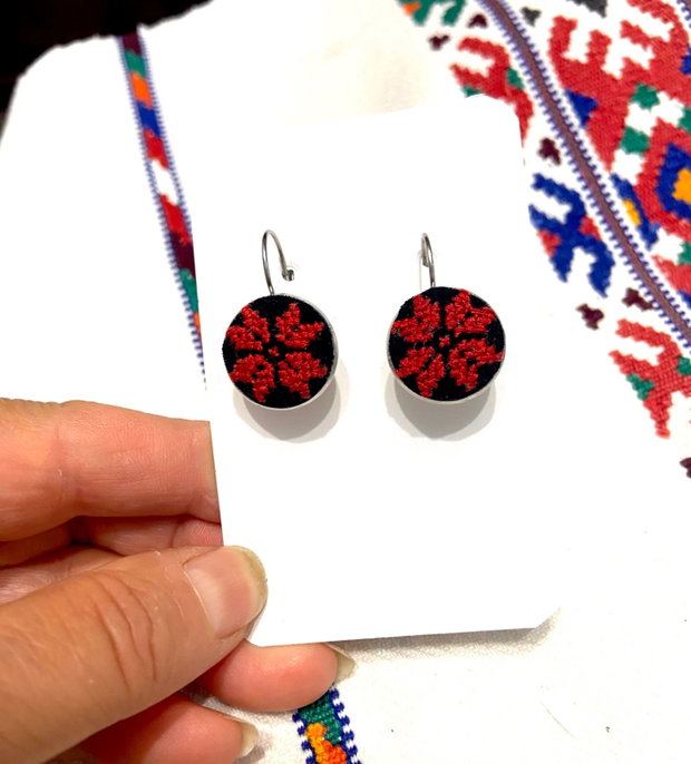 Cercei atarnatori cu broderie manuala