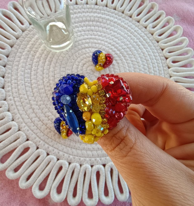 Broșă Inimă tricoloră
