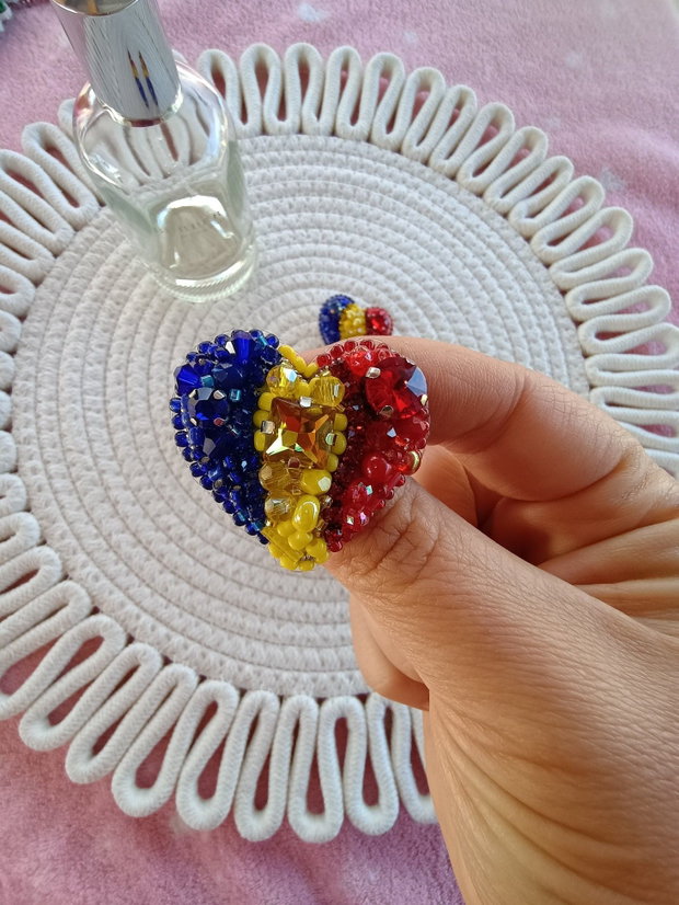 Broșă Inimă tricoloră
