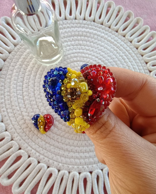 Broșă Inimă tricoloră
