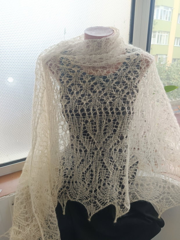 Sal triunghiular crem, tricotat manual din mohair cu matase