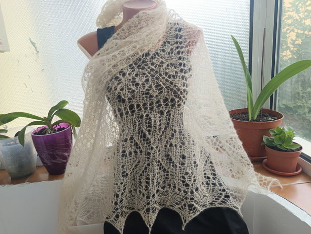 Sal triunghiular crem, tricotat manual din mohair cu matase