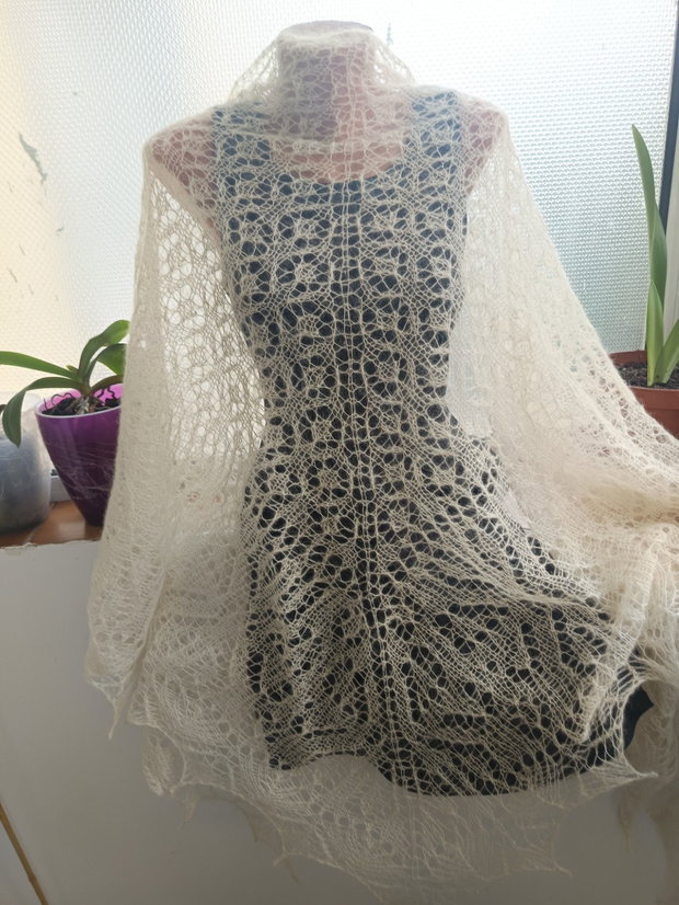 Sal triunghiular crem, tricotat manual din mohair cu matase