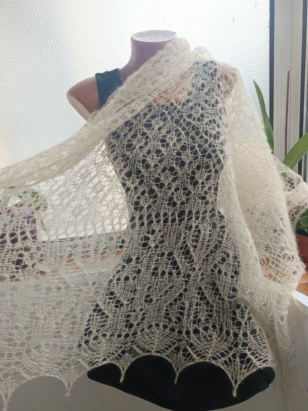 Sal triunghiular crem, tricotat manual din mohair cu matase