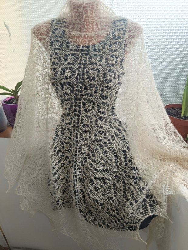 Sal triunghiular crem, tricotat manual din mohair cu matase