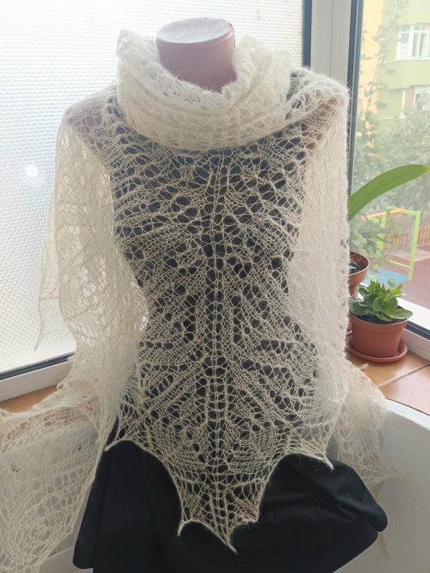 Sal triunghiular crem, tricotat manual din mohair cu matase