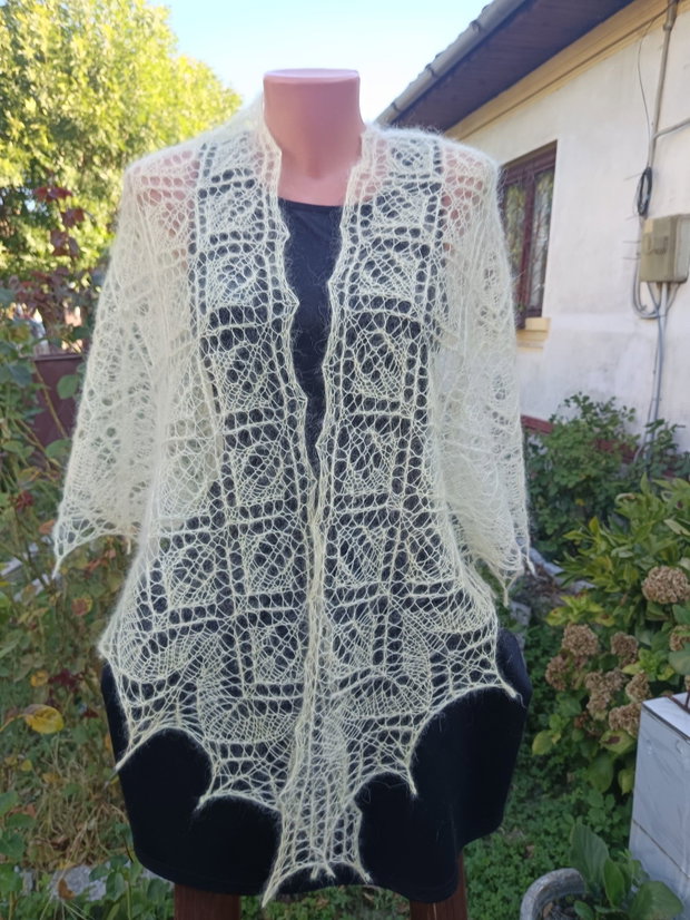 Sal triunghiular galben pai, tricotat manual din mohair cu matase