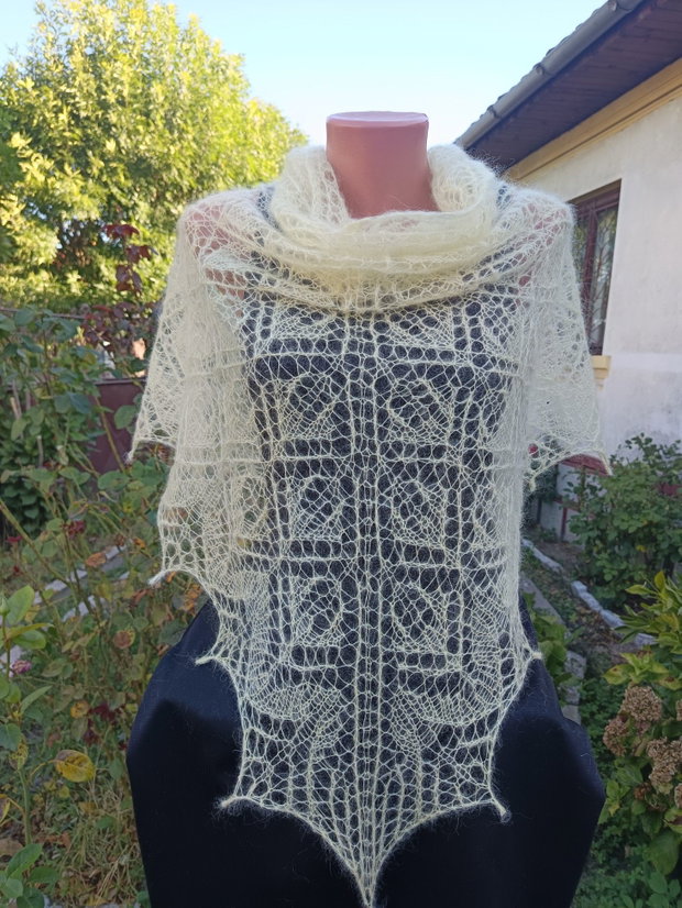 Sal triunghiular galben pai, tricotat manual din mohair cu matase