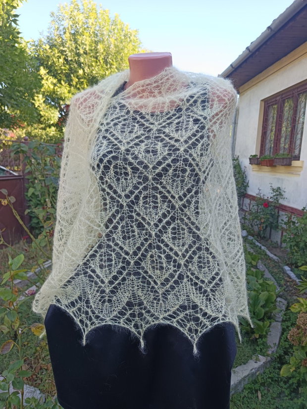 Sal triunghiular galben pai, tricotat manual din mohair cu matase