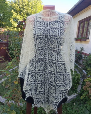 Sal triunghiular galben pai, tricotat manual din mohair cu matase