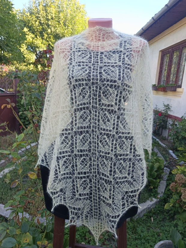 Sal triunghiular galben pai, tricotat manual din mohair cu matase