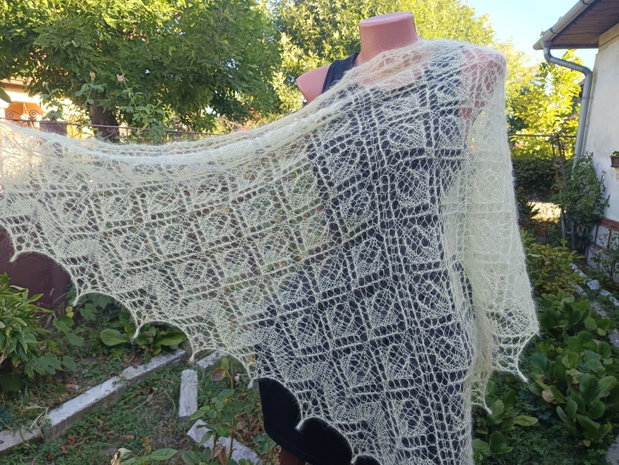 Sal triunghiular galben pai, tricotat manual din mohair cu matase