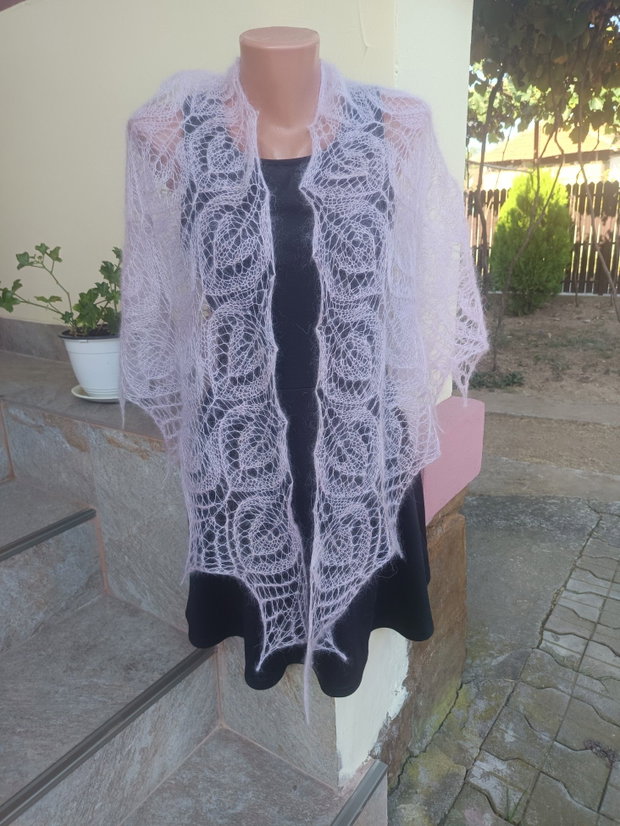 Sal triunghiular roz, tricotat manual din mohair cu matase
