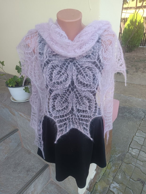 Sal triunghiular roz, tricotat manual din mohair cu matase