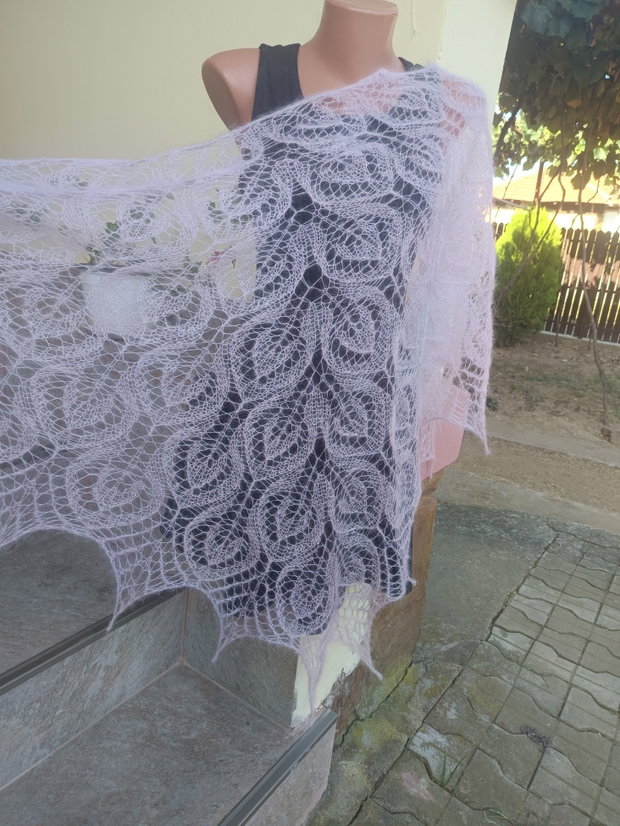 Sal triunghiular roz, tricotat manual din mohair cu matase