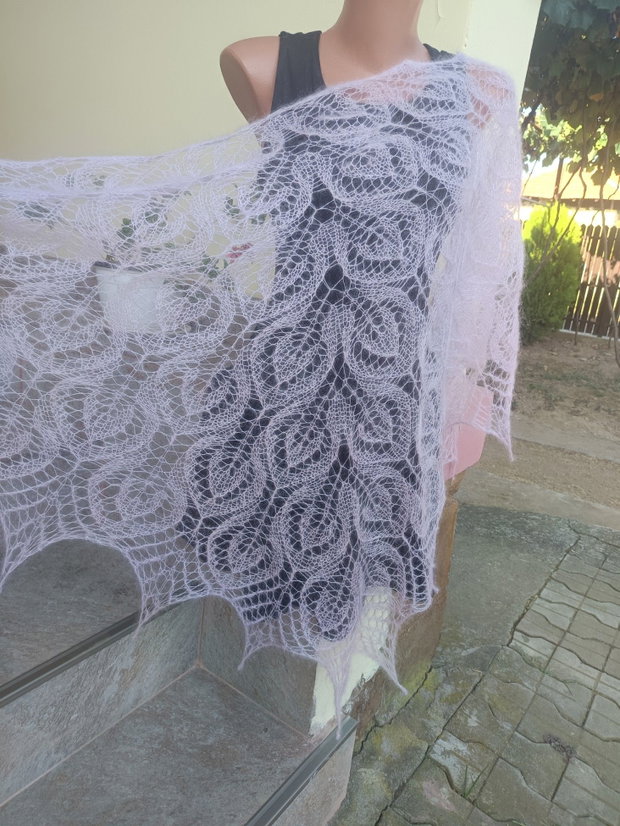 Sal triunghiular roz, tricotat manual din mohair cu matase