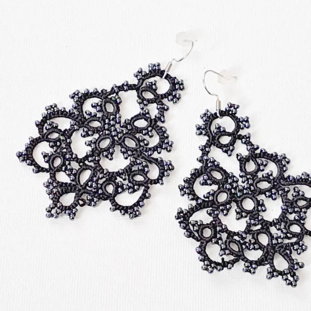 Cercei negri din dantelă frivolite cu mărgele gri Preciosa Ornela, cercei handmade