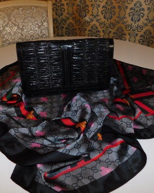 Poseta vintage  piele  sarpe lacuita, cadou esarfa mare noua,