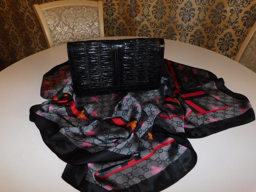 Poseta vintage piele sarpe lacuita, cadou esarfa mare noua,