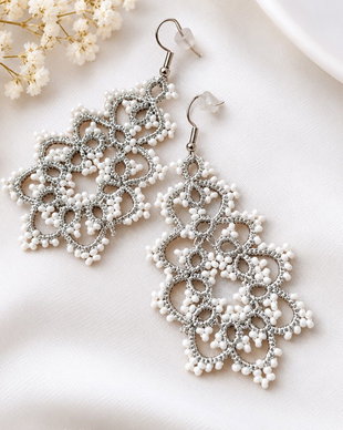 Cercei lungi din dantelă frivolite,  argintii cu  alb  bijuterii handmade elegante