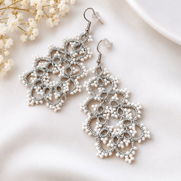 Cercei lungi din dantelă frivolite, argintii cu alb bijuterii handmade elegante