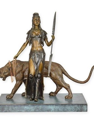 Amazoana cu pantera-statueta din bronz cu un soclu marmuraAmazoana cu pantera-statueta din bronz cu un soclu marmura