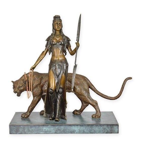 Amazoana cu pantera-statueta din bronz cu un soclu marmuraAmazoana cu pantera-statueta din bronz cu un soclu marmura
