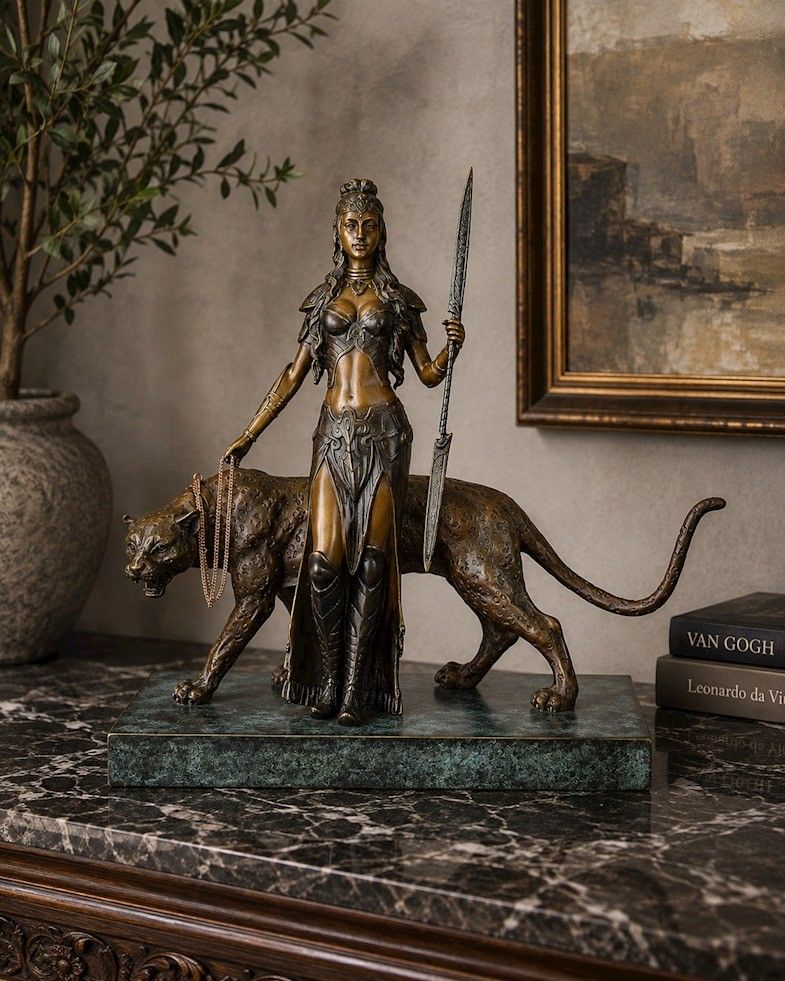 Amazoana cu pantera-statueta din bronz cu un soclu marmuraAmazoana cu pantera-statueta din bronz cu un soclu marmura