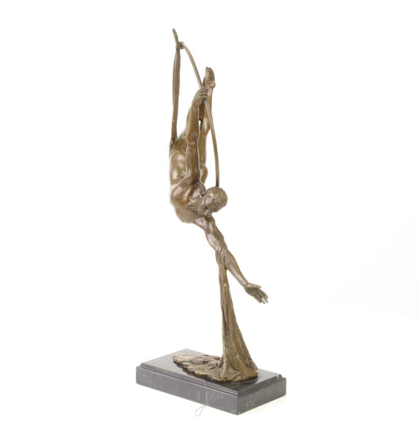 Dansator in cerc-statueta din bronz cu un soclu marmura
