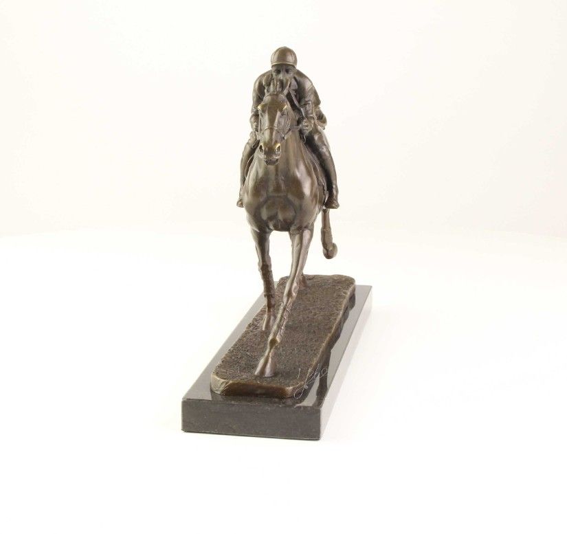 Calaret cu calul sau-statueta din bronz cu un soclu marmura