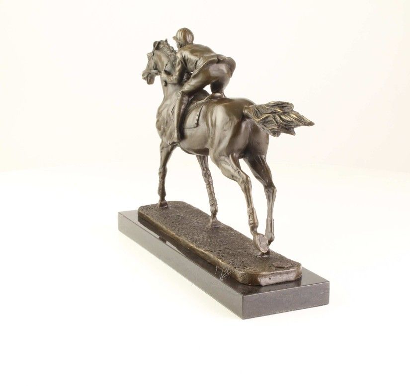 Calaret cu calul sau-statueta din bronz cu un soclu marmura