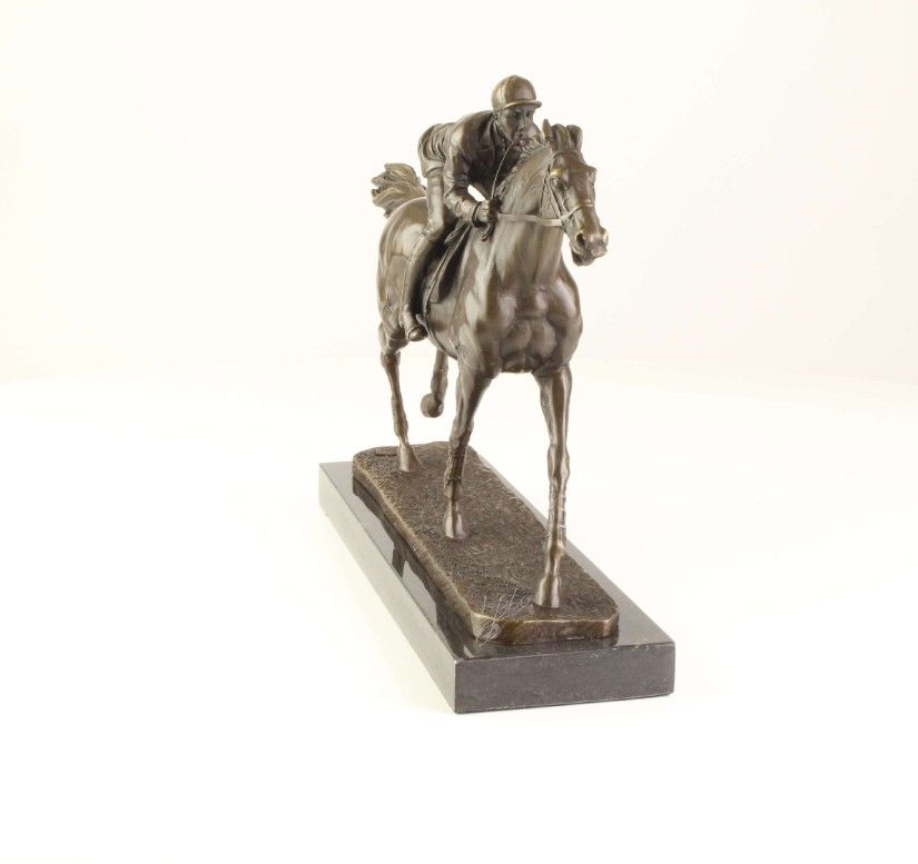 Calaret cu calul sau-statueta din bronz cu un soclu marmura