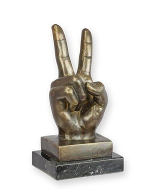 Mana-statueta din bronz cu un soclu din marmura