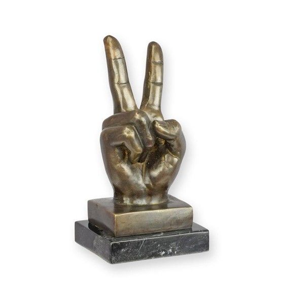 Mana-statueta din bronz cu un soclu din marmura