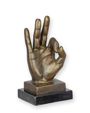 Mana-statueta din bronz cu un soclu din marmura