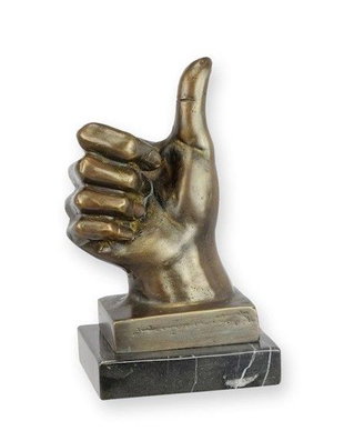 Mana-statueta din bronz cu un soclu din marmura