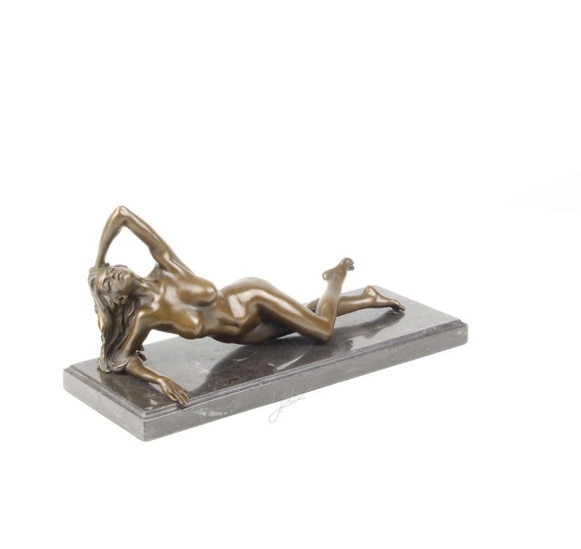 Nud intins-statueta din bronz cu un soclu din marmura