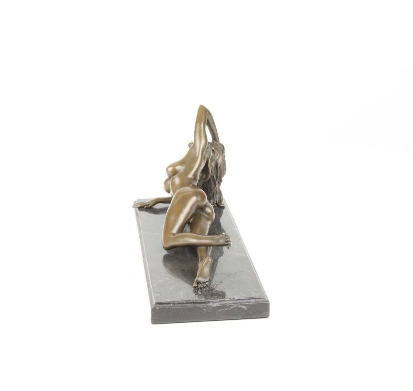 Nud intins-statueta din bronz cu un soclu din marmura