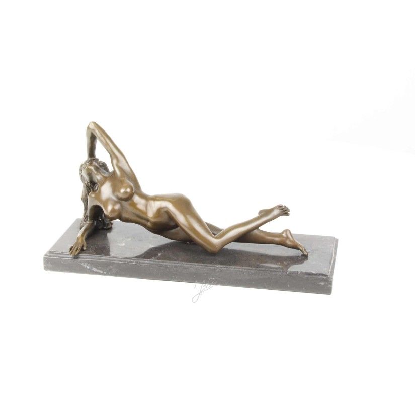 Nud intins-statueta din bronz cu un soclu din marmura