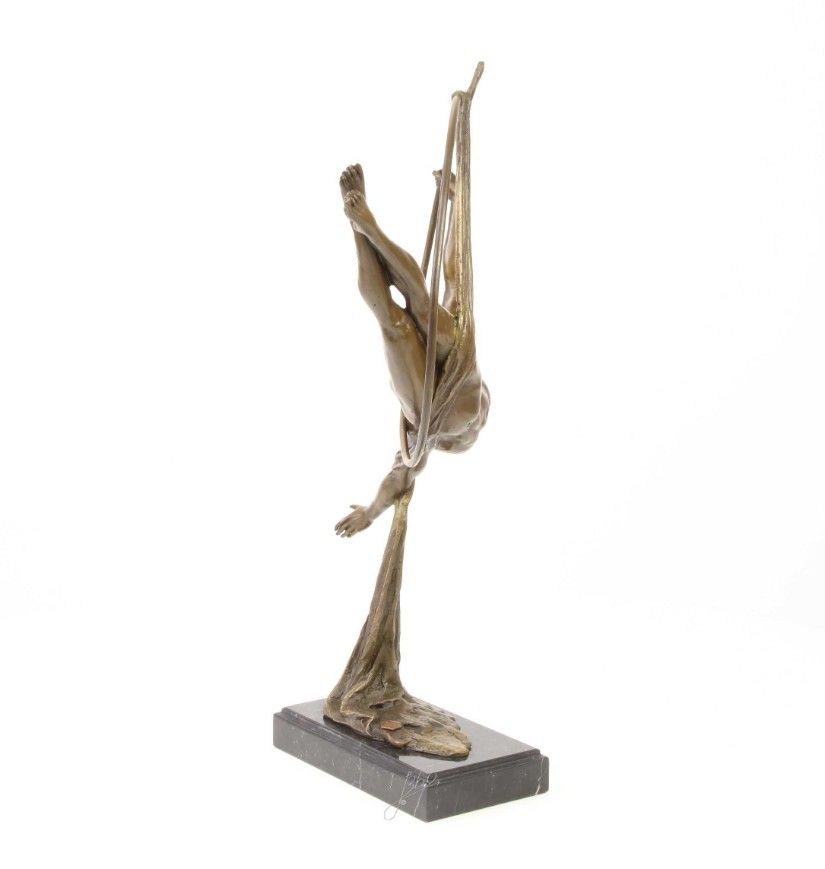 Dansator in cerc-statueta din bronz cu un soclu marmura