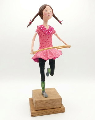 Figurina papier mache. Sculptura-Fetita cu cerc
