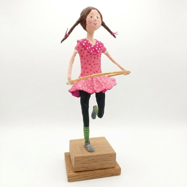 Figurina papier mache. Sculptura-Fetita cu cerc