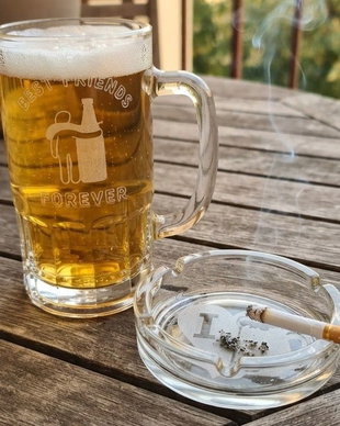 Set Cadou Bărbat - Halbă Bere și Scrumieră din sticlă gravată manual cu mesaj amuzant Love Beer