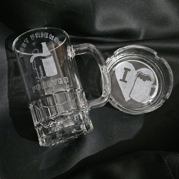 Set Cadou Bărbat - Halbă Bere și Scrumieră din sticlă gravată manual cu mesaj amuzant Love Beer