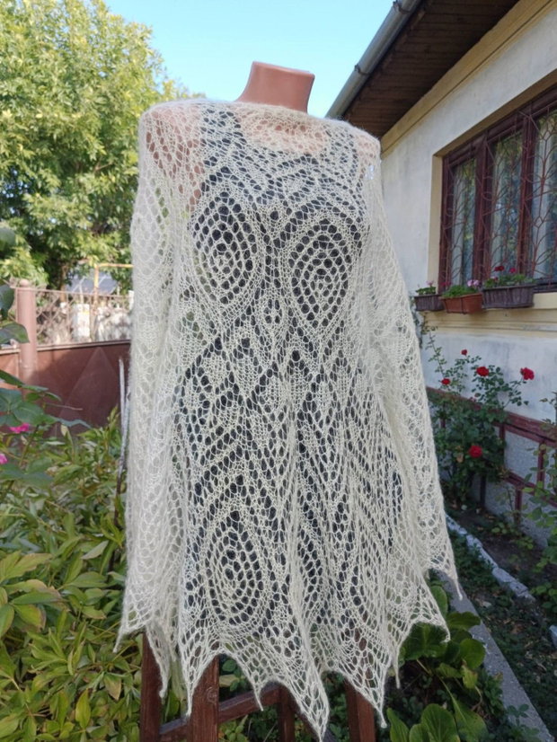 Sal semicerc crem, tricotat manual din mohair cu matase