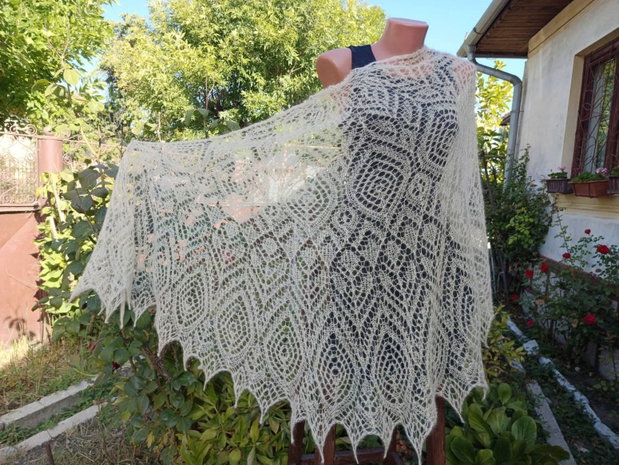 Sal semicerc crem, tricotat manual din mohair cu matase